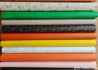 Verpakt in rollen Hoge glans Kleurrijke zelfklevende PVC-film voor meubeldekoratie