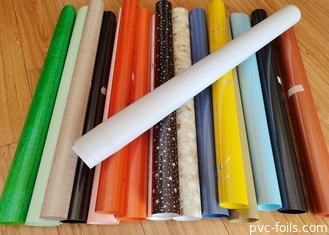 Verpakt in rollen Hoge glans Kleurrijke zelfklevende PVC-film voor meubeldekoratie
