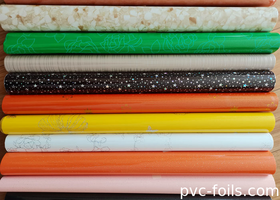 Verpakt in rollen Hoge glans Kleurrijke zelfklevende PVC-film voor meubeldekoratie