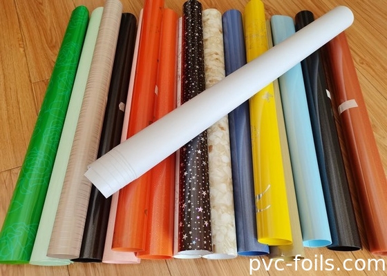Verpakt in rollen Hoge glans Kleurrijke zelfklevende PVC-film voor meubeldekoratie